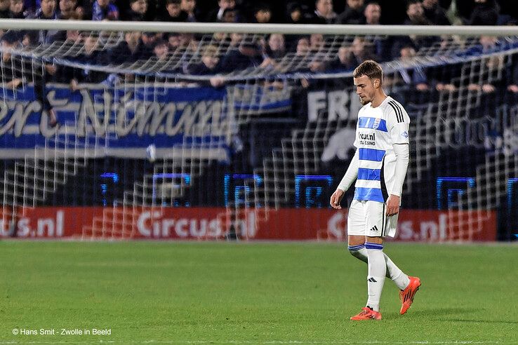 In beeld: PEC Zwolle wint van Fortuna Sittard, gedragen shirts naar veiling voor Serious Request - Foto: Hans Smit