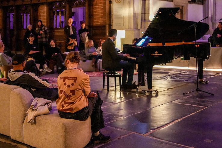 Frerick den Haan in de Grote Kerk. - Foto: Obbe Bakker