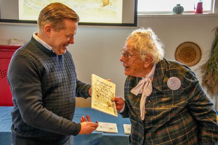 Mevrouw Tromp Meester neemt het eerste exemplaar in ontvangst. - Foto: Obbe Bakker