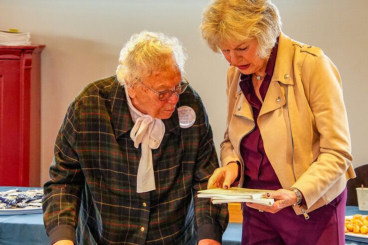 Oudste bewoonster Schelle-Oldeneel neemt receptenboek gemaakt door buurtbewoners in ontvangst - Foto: Obbe Bakker