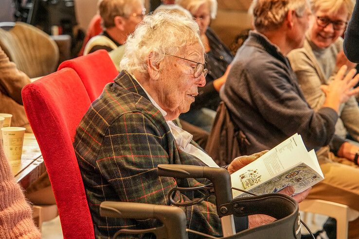 Oudste bewoonster Schelle-Oldeneel neemt receptenboek gemaakt door buurtbewoners in ontvangst - Foto: Obbe Bakker