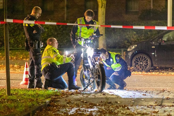 Agenten doen onderzoek op de Hogenkampsweg. - Foto: Ruben Meinten