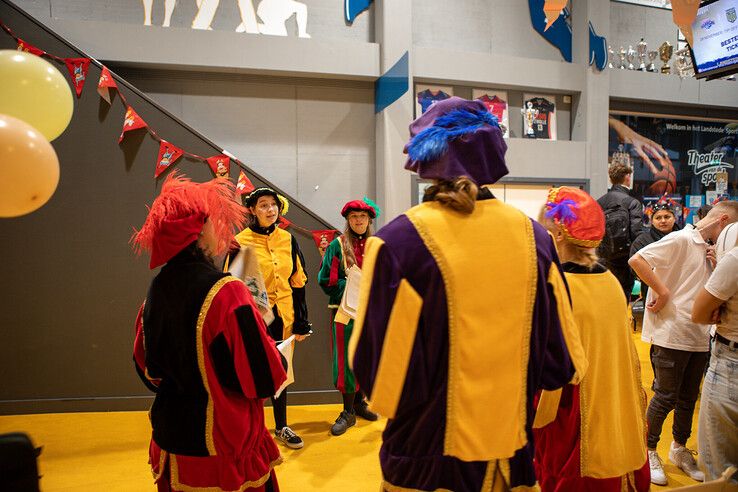 In beeld: Kinderen uit gezinnen met een laag inkomen vieren sinterklaasfeest in Zwolle - Foto: Ruben Meinten