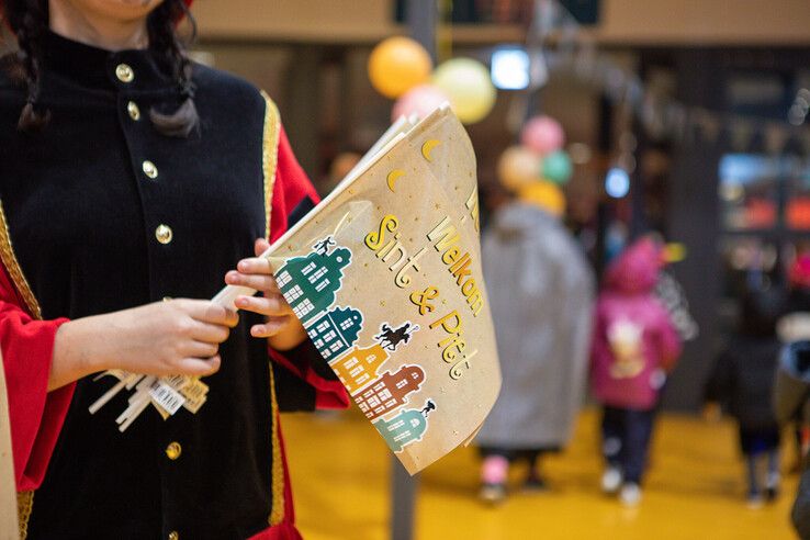 In beeld: Kinderen uit gezinnen met een laag inkomen vieren sinterklaasfeest in Zwolle - Foto: Ruben Meinten