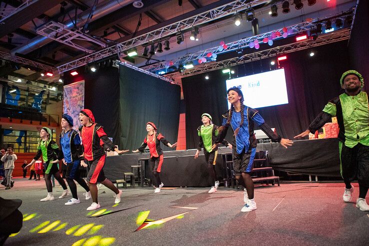 In beeld: Kinderen uit gezinnen met een laag inkomen vieren sinterklaasfeest in Zwolle - Foto: Ruben Meinten