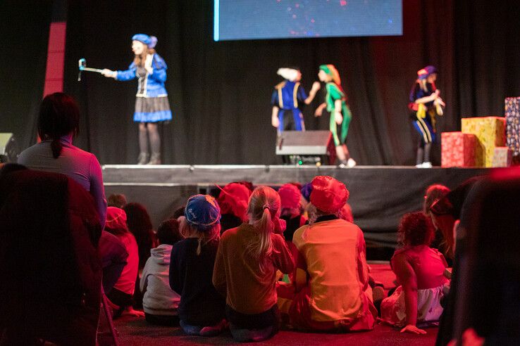 In beeld: Kinderen uit gezinnen met een laag inkomen vieren sinterklaasfeest in Zwolle - Foto: Ruben Meinten