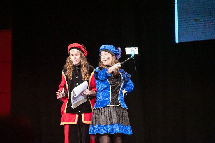 In beeld: Kinderen uit gezinnen met een laag inkomen vieren sinterklaasfeest in Zwolle - Foto: Ruben Meinten