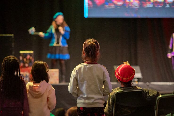 In beeld: Kinderen uit gezinnen met een laag inkomen vieren sinterklaasfeest in Zwolle - Foto: Ruben Meinten