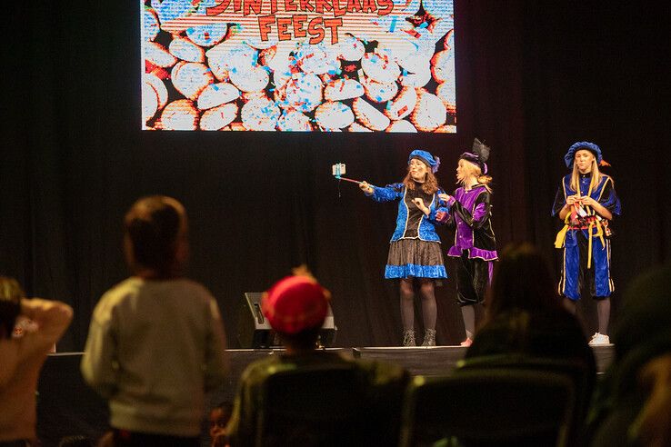 In beeld: Kinderen uit gezinnen met een laag inkomen vieren sinterklaasfeest in Zwolle - Foto: Ruben Meinten