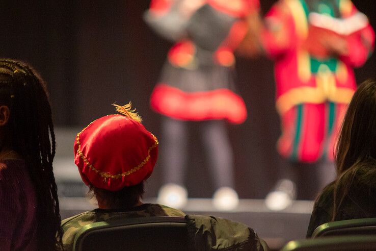 In beeld: Kinderen uit gezinnen met een laag inkomen vieren sinterklaasfeest in Zwolle - Foto: Ruben Meinten