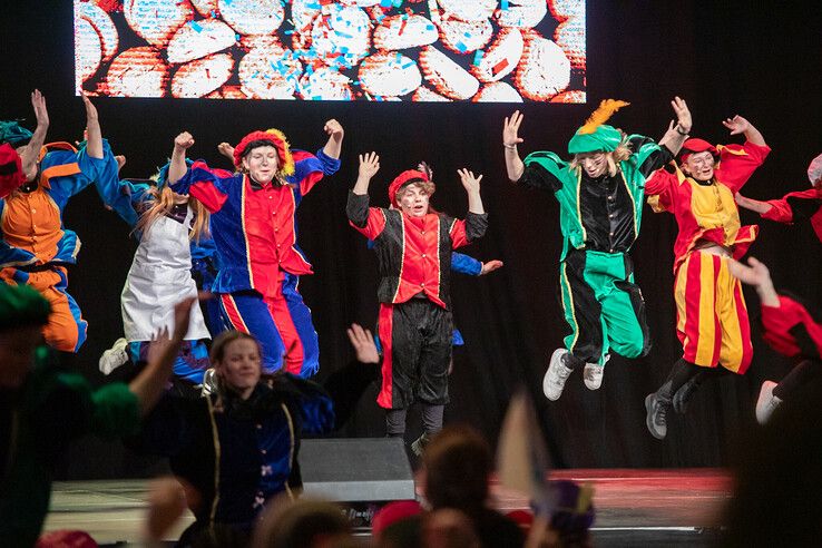 In beeld: Kinderen uit gezinnen met een laag inkomen vieren sinterklaasfeest in Zwolle - Foto: Ruben Meinten