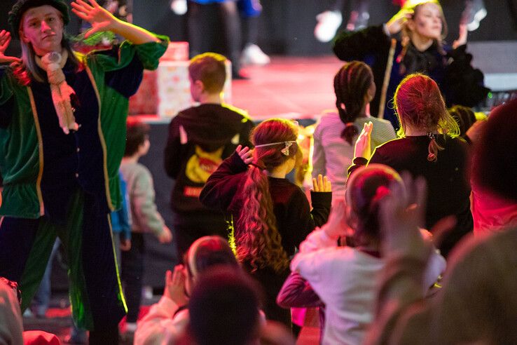 In beeld: Kinderen uit gezinnen met een laag inkomen vieren sinterklaasfeest in Zwolle - Foto: Ruben Meinten