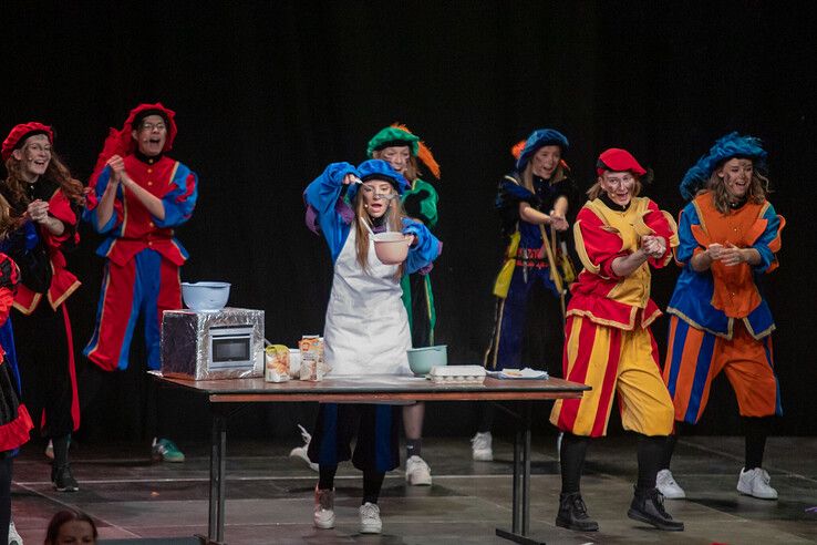 In beeld: Kinderen uit gezinnen met een laag inkomen vieren sinterklaasfeest in Zwolle - Foto: Ruben Meinten