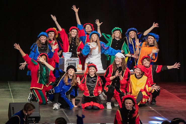 In beeld: Kinderen uit gezinnen met een laag inkomen vieren sinterklaasfeest in Zwolle - Foto: Ruben Meinten