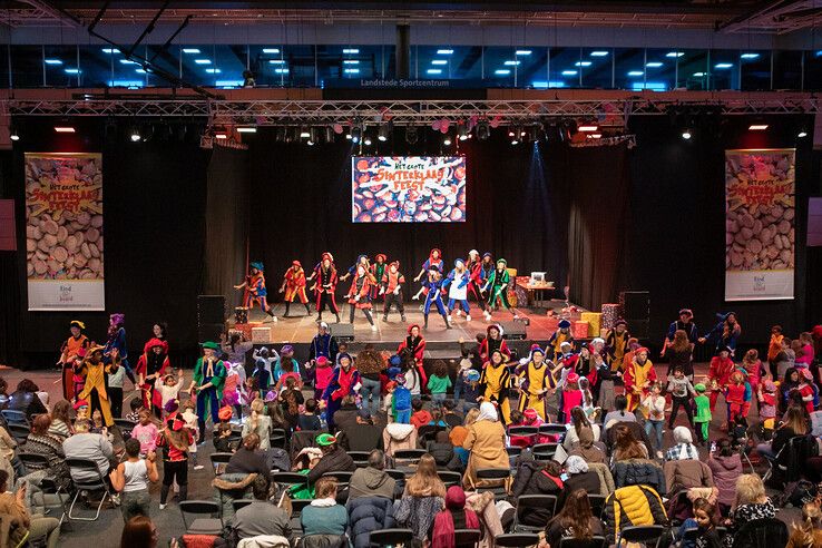 In beeld: Kinderen uit gezinnen met een laag inkomen vieren sinterklaasfeest in Zwolle - Foto: Ruben Meinten