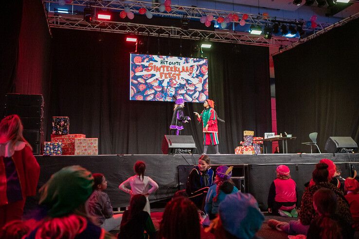 In beeld: Kinderen uit gezinnen met een laag inkomen vieren sinterklaasfeest in Zwolle - Foto: Ruben Meinten