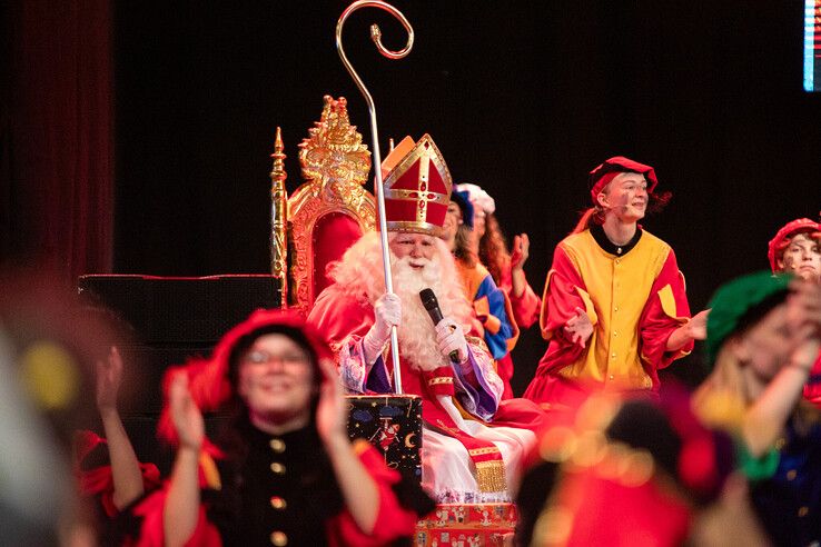 In beeld: Kinderen uit gezinnen met een laag inkomen vieren sinterklaasfeest in Zwolle - Foto: Ruben Meinten