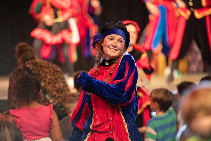 In beeld: Kinderen uit gezinnen met een laag inkomen vieren sinterklaasfeest in Zwolle - Foto: Ruben Meinten