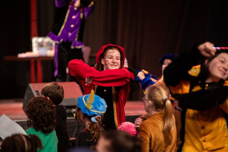 In beeld: Kinderen uit gezinnen met een laag inkomen vieren sinterklaasfeest in Zwolle - Foto: Ruben Meinten