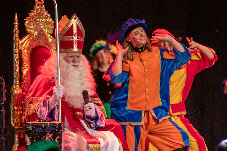 In beeld: Kinderen uit gezinnen met een laag inkomen vieren sinterklaasfeest in Zwolle - Foto: Ruben Meinten