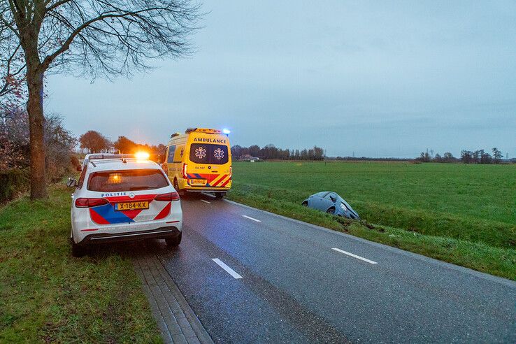 Auto belandt in sloot op Maatgravenweg na uitwijkmanoeuvre - Foto: Ruben Meinten