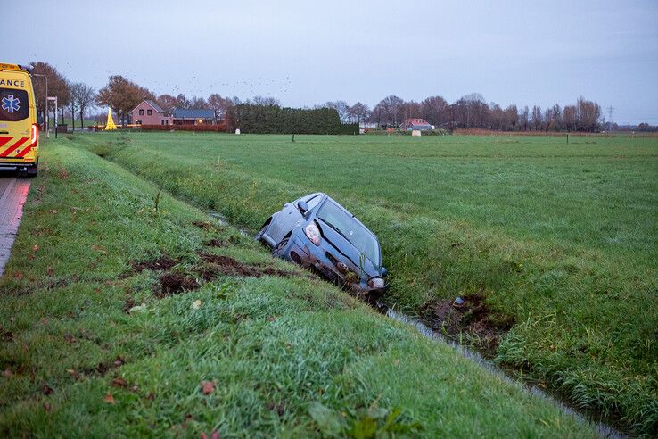 Auto belandt in sloot op Maatgravenweg na uitwijkmanoeuvre - Foto: Ruben Meinten