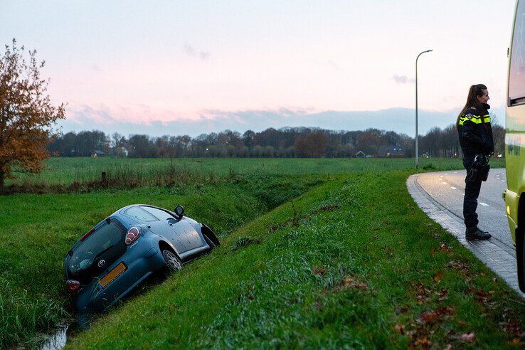 De auto belandde in de sloot langs de Maatgravenweg. - Foto: Ruben Meinten