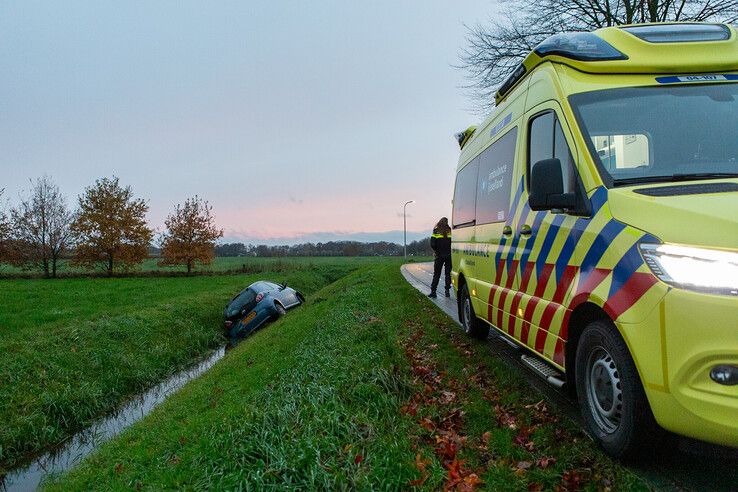 Auto belandt in sloot op Maatgravenweg na uitwijkmanoeuvre - Foto: Ruben Meinten