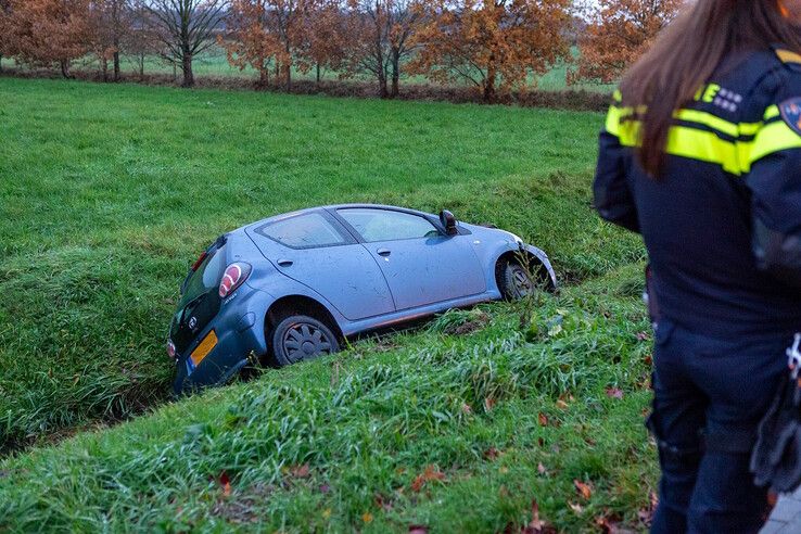 Auto belandt in sloot op Maatgravenweg na uitwijkmanoeuvre - Foto: Ruben Meinten