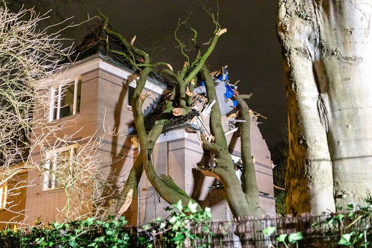 Een boom viel op een woning aan het Kiekenboslaantje. - Foto: Ruben Meinten