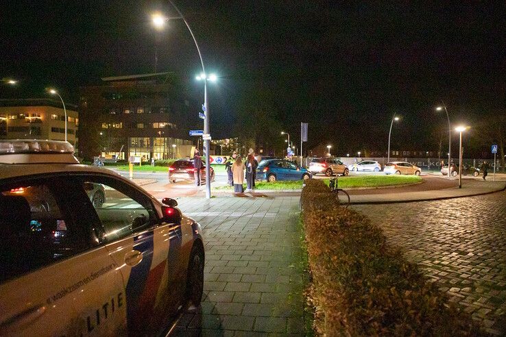 Een fietsster werd aangereden op de voorrangsrotonde. - Foto: Ruben Meinten