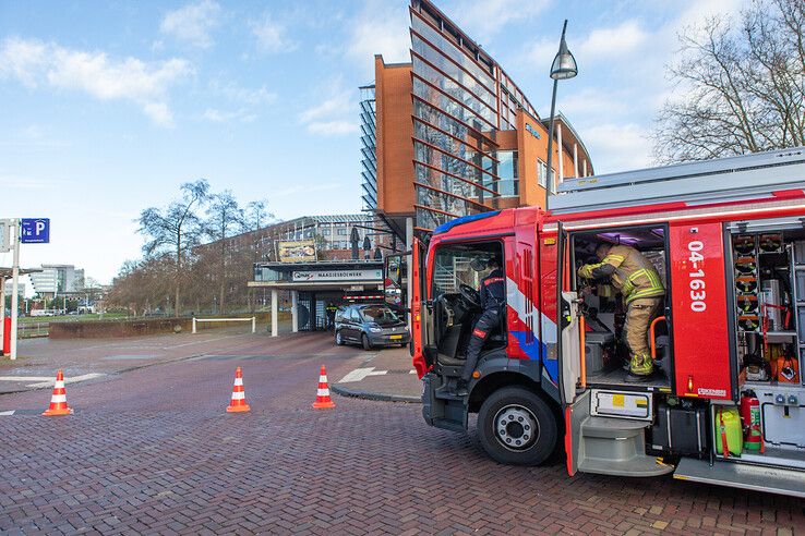 De brandweer ontruimde tijdelijk de parkeergarage. - Foto: Ruben Meinten