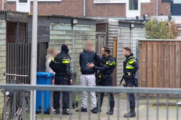 De van bedreiging verdachte man wordt aangehouden. - Foto: Ruben Meinten