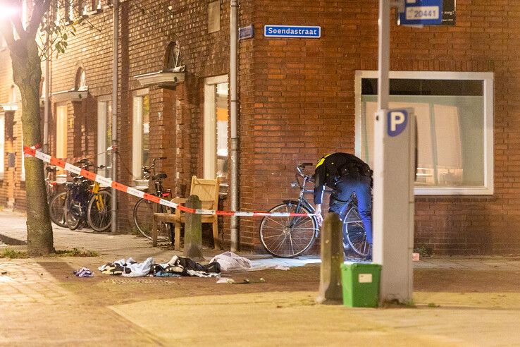 De politie doet onderzoek in de Borneostraat. - Foto: Ruben Meinten