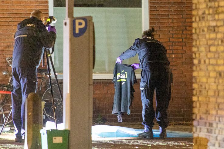 De politie doet onderzoek in de Borneostraat. - Foto: Ruben Meinten