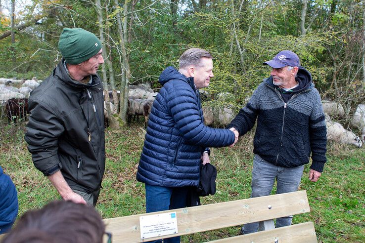 Wethouder Arjan Spaans bedankt de oude schaapsherder van de Zwolse kudde. - Foto: Ruben Meinten