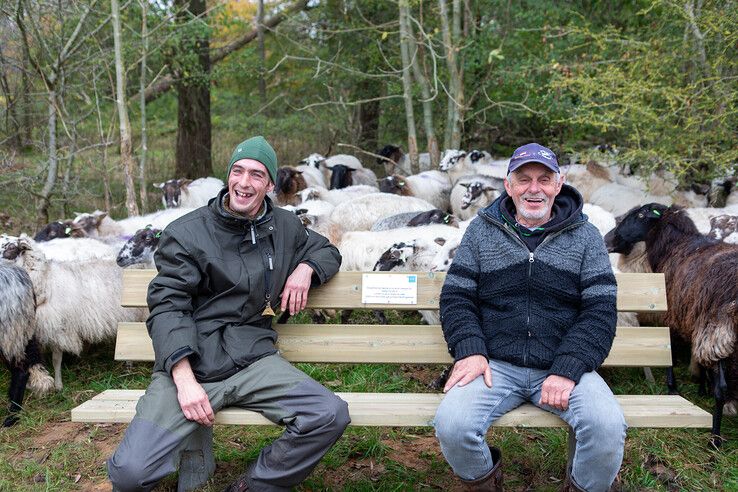 Van links af Roy en Tjitse Terpstra op het bankje in Westerveldse Bos. - Foto: Ruben Meinten