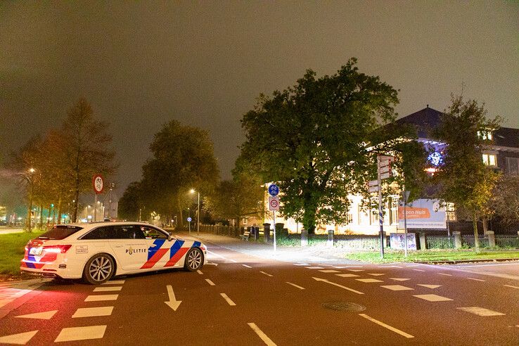 De politie doorzoekt de omgeving na meldingen over een straatroof en inbraak in Veerallee. - Foto: Ruben Meinten