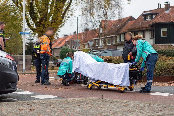 Een fietsster werd aangereden op de fietsrotonde. - Foto: Ruben Meinten