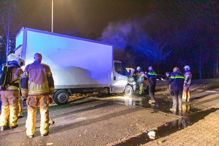 Vrachtwagentje in lichterlaaie in Holtenbroek, mogelijk brandstichting - Foto: Ruben Meinten