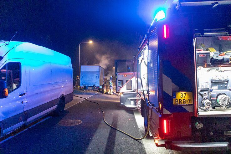 Vrachtwagentje in lichterlaaie in Holtenbroek, mogelijk brandstichting - Foto: Ruben Meinten