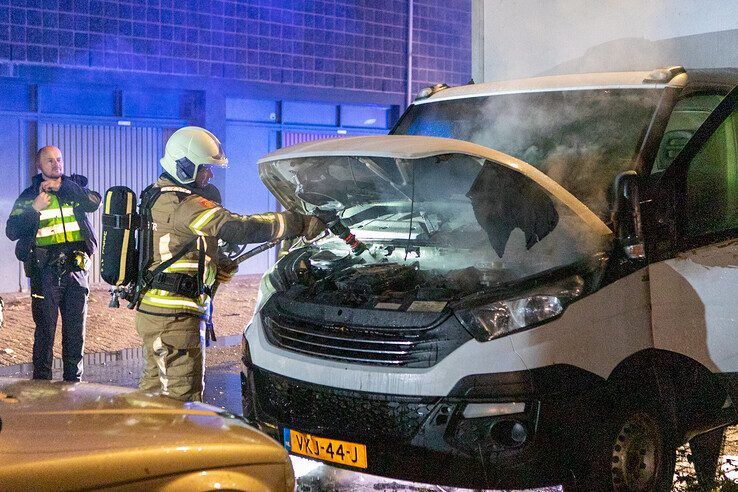 Vrachtwagentje in lichterlaaie in Holtenbroek, mogelijk brandstichting - Foto: Ruben Meinten