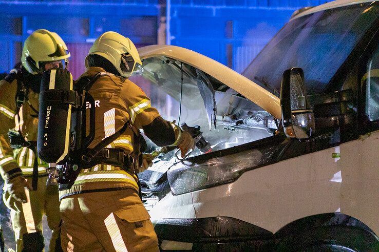 Vrachtwagentje in lichterlaaie in Holtenbroek, mogelijk brandstichting - Foto: Ruben Meinten