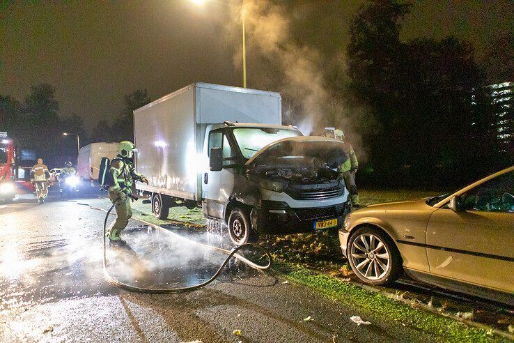 Vrachtwagentje in lichterlaaie in Holtenbroek, mogelijk brandstichting - Foto: Ruben Meinten