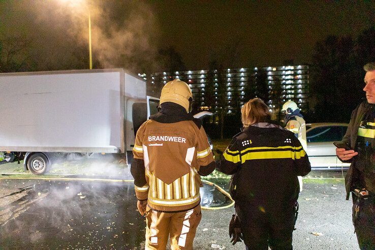 Vrachtwagentje in lichterlaaie in Holtenbroek, mogelijk brandstichting - Foto: Ruben Meinten