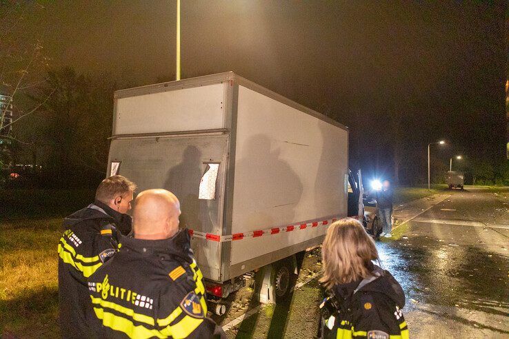 Vrachtwagentje in lichterlaaie in Holtenbroek, mogelijk brandstichting - Foto: Ruben Meinten