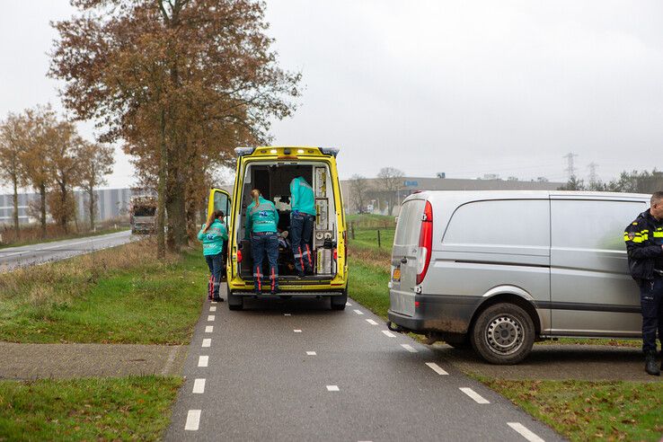 Bromfiets belandt in sloot na botsing op Nieuwleusenerdijk - Foto: Ruben Meinten