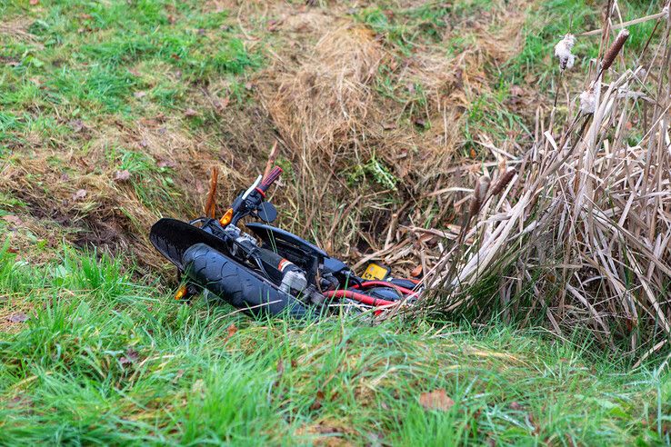 Bromfiets belandt in sloot na botsing op Nieuwleusenerdijk - Foto: Ruben Meinten