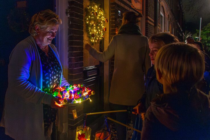 Kinderen met lichtjes in Assendorp tijdens Sint-Maarten  in 2019. - Foto: Peter Denekamp