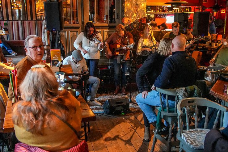 In beeld: ‘Afterparty’ van Smartlappenfestival in Zwolse kroegen - Foto: Obbe Bakker